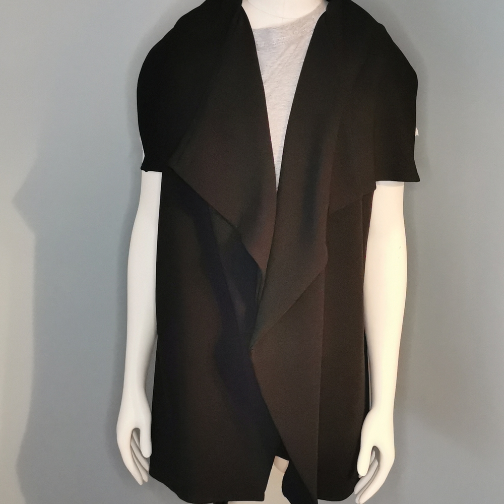 🦄 Seven Sisters Black Flowy Vest, Size M.